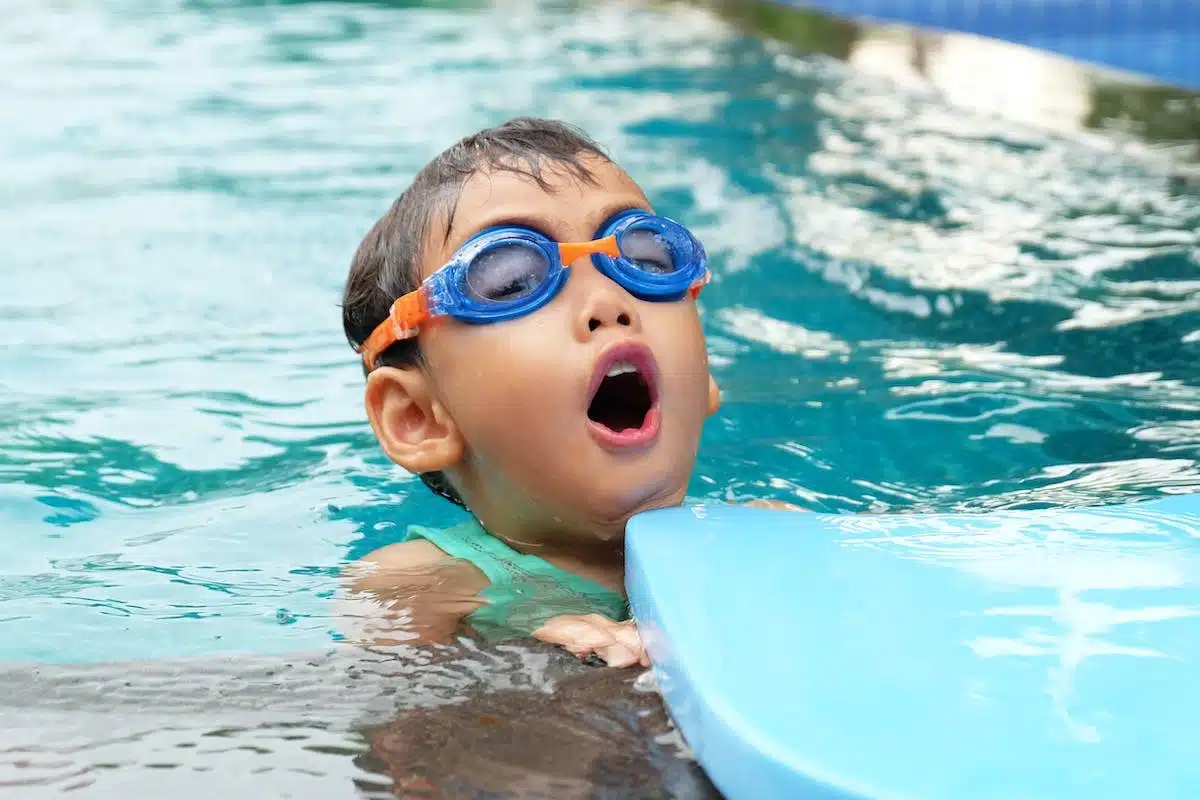 enfant piscine