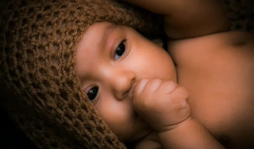 Comment hydrater la peau de votre bébé noir ou métissé