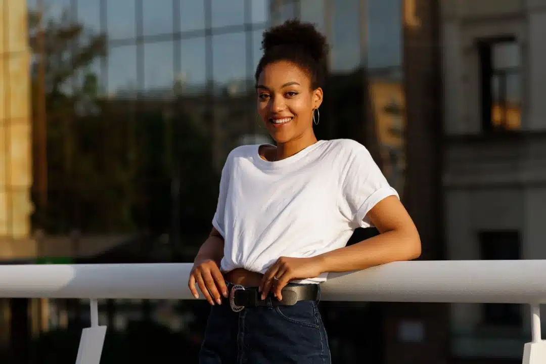 Les règles d'or pour bien porter un t-shirt femme