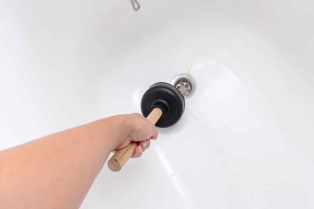 déboucher une baignoire naturellement